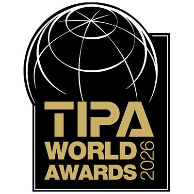 Logo TIPA World Awards 2025, złote litery na czarnym tle.