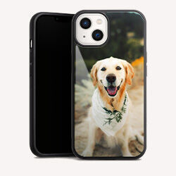 Radosny Golden Retriever z chustką pozuje na tle neutralnego krajobrazu.